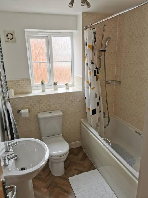 Modern Roomy 3 Bedroom Home เพอร์ชอร์ ภายนอก รูปภาพ